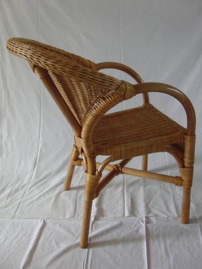 Rattanstuhl mit Armlehne 011