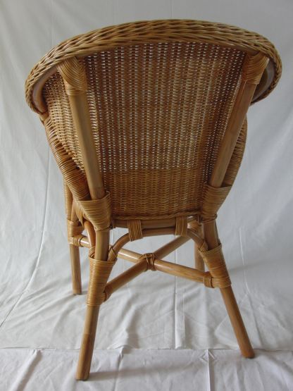 Rattanstuhl mit Armlehne 011