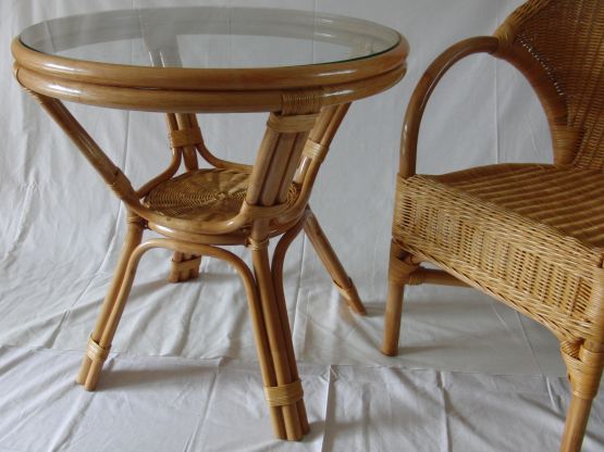 Rattanstuhl mit Armlehne 011