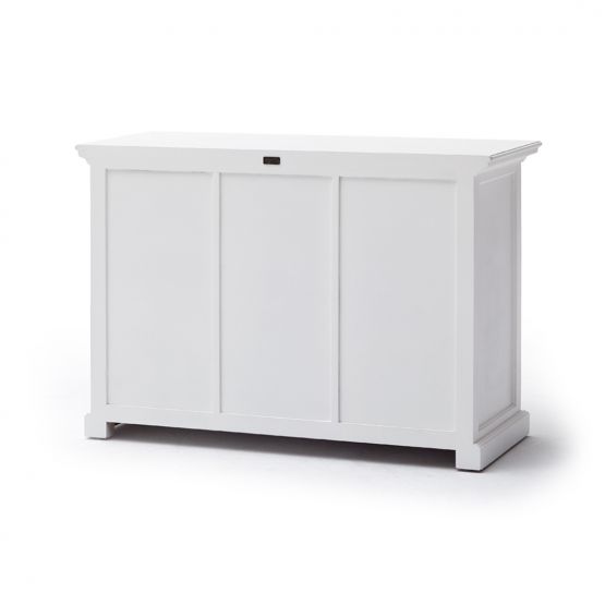 Weie Kommode mit 6 rustikalen Krben B 128