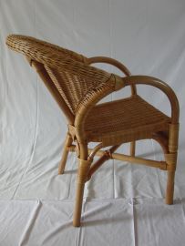 Rattanstuhl mit Armlehne 011